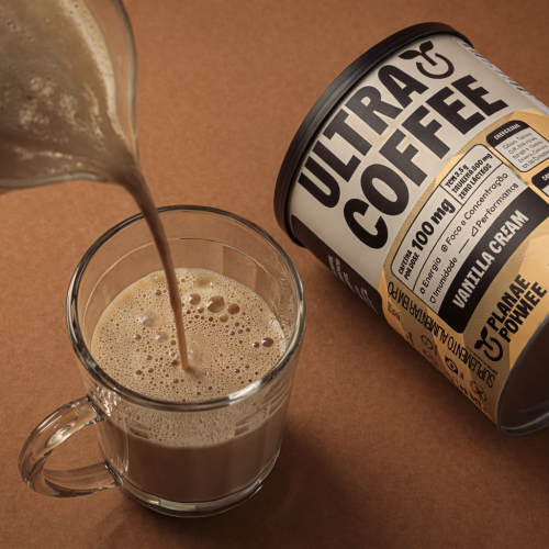 Ultracoffee da Plant Power sabor Vanilla Cream sendo preparado em xícara de vidro, suplemento funcional para foco, energia e produtividade no dia a dia.