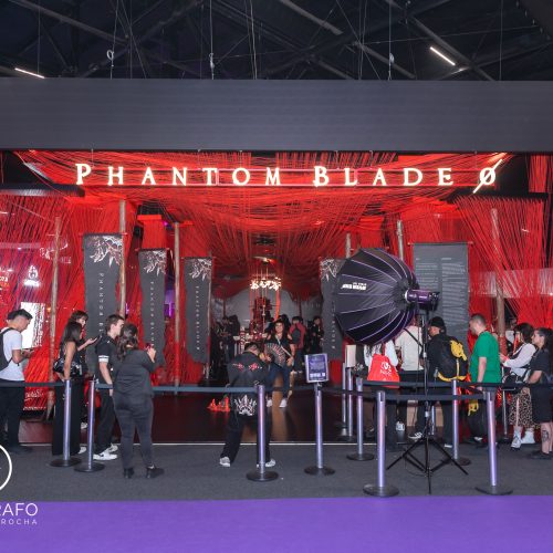 Visitantes entram no estande de Phantom Blade Zero na Gamescom Latam 2026, com decoração vermelha imersiva e filas para testar a demo exclusiva do jogo.