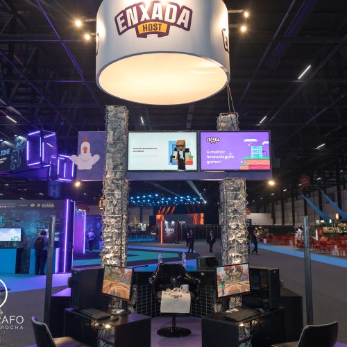 Estande enxada host na gamescom com computadores para jogar Minecraft e testar serviço de hospedagem gamer