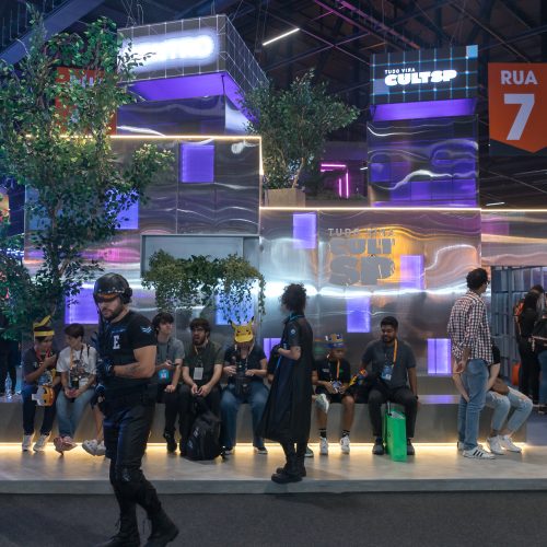 Público visita o estande tecnológico da Cult SP durante ativação com desafios, enigmas e escape room na gamescom latam.