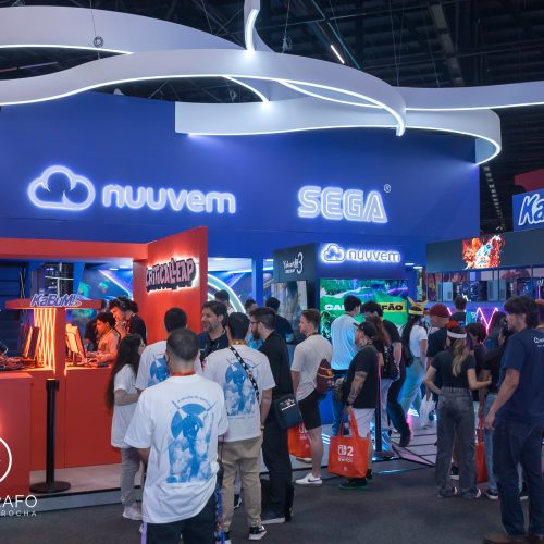 Visão geral do estande da Nuuvem em parceria com a Sega, com grande fluxo de visitantes na Gamescom.