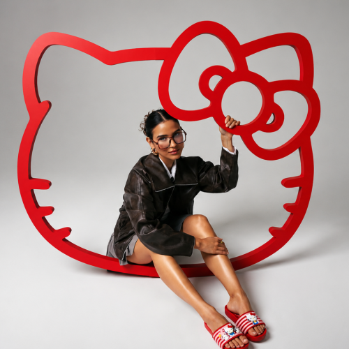 Zaxy apresenta modelo da coleção Hello Kitty and Friends em ensaio com escultura da personagem e visual inspirado nos anos 2000.