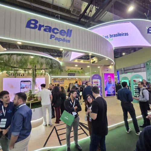 Estande da Bracell promove demonstração da linha Absoluto com foco em resistência, praticidade e múltiplos usos domésticos.