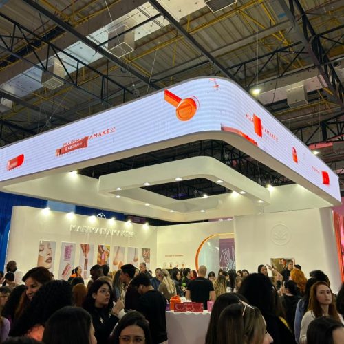 Mari Maria Makeup apresenta estande lotado durante a Beauty Show 2026, destacando lançamentos, experiências de compra e grande circulação de visitantes.