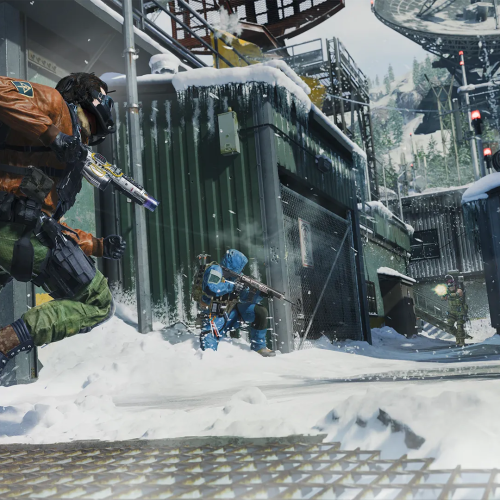 Cena de combate intenso em ambiente nevado no mapa Summit de Call Of Duty, com operadores trocando tiros entre estruturas industriais