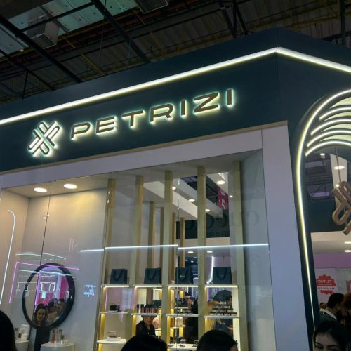Estande da Petrizzi na Beauty Fair com arquitetura moderna, iluminação elegante e espaço dedicado à exposição dos produtos da marca.