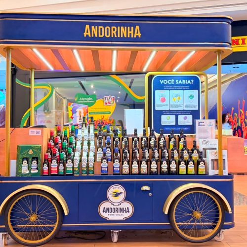 Quiosque interativo da Andorinha instalado em shopping de Goiânia exibe diversos rótulos de azeite, promovendo degustações, experiências sensoriais e ações educativas para os visitantes.