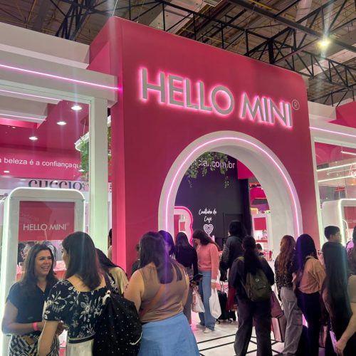 Fachada do estande da Hello Mini na Beauty Show 2026 reúne grande público interessado nos lançamentos de maquiagem, skincare e beleza.