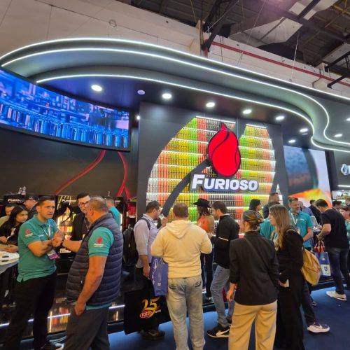 Visitantes conhecem o estande da Furioso na APAS Show 2026 enquanto a marca apresenta expansão para São Paulo e Centro-Oeste.