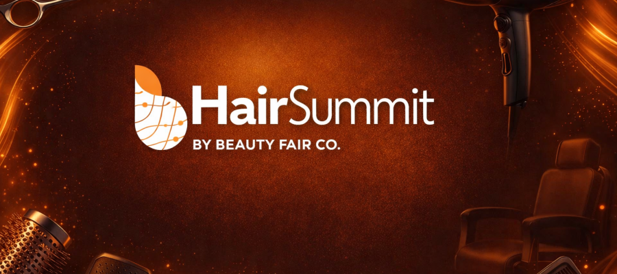 Capa editorial do Hair Summit by Beauty Fair Co com fundo laranja em degradê, ondas luminosas que lembram fios de cabelo e ferramentas profissionais de salão como tesoura, secador, escovas e cadeira de cabeleireiro ao redor do logo central.