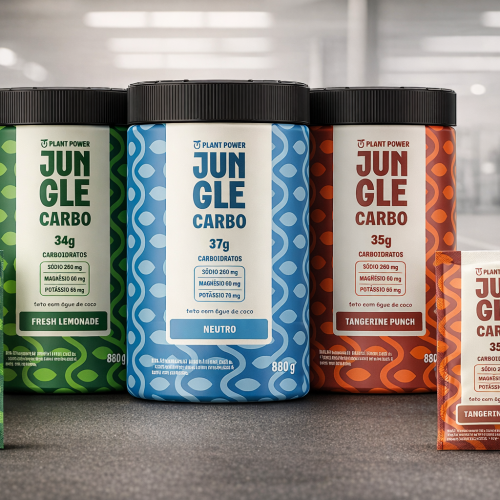 Linha jungle carbo da Plant Power com potes e sachês nos sabores Fresh Lemonade, Neutro e Tangerine Punch, bebida funcional para hidratação esportiva.